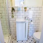 Stylish Marina Escape - Sleeps 2 *