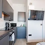 Stylish Marina Escape - Sleeps 2 Apartment