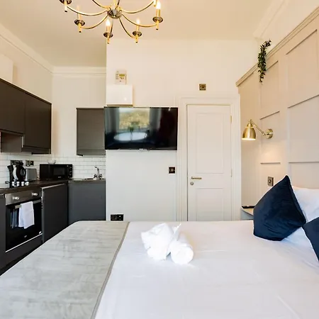 Stylish Marina Escape - Sleeps 2 *