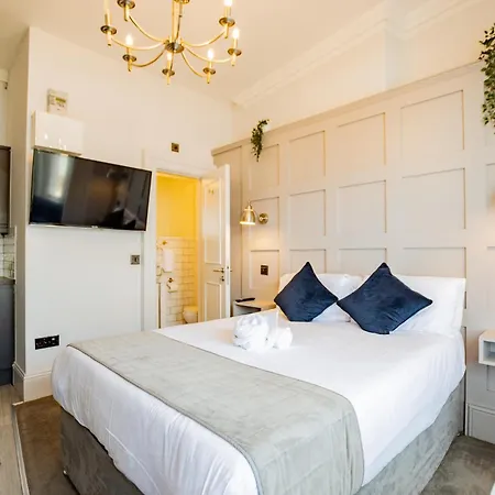 Stylish Marina Escape - Sleeps 2 *