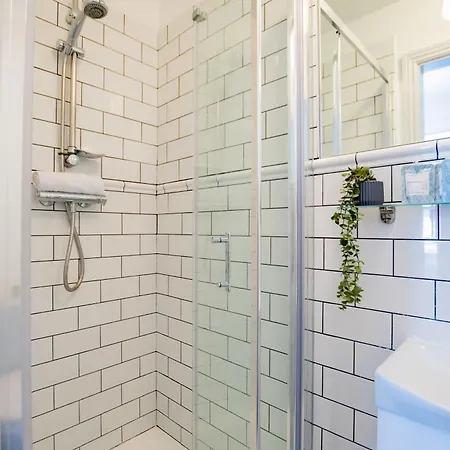 Stylish Marina Escape - Sleeps 2 Dublin