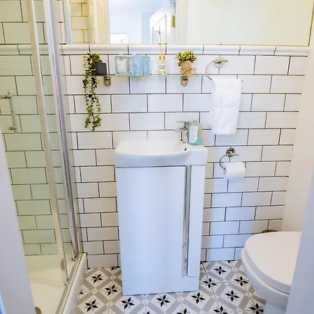 Stylish Marina Escape - Sleeps 2 *